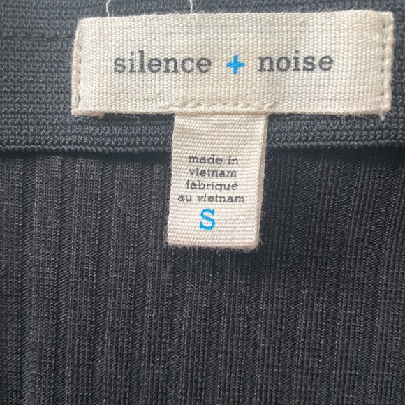 NWOT Silence + Noise Pencil skirt with back slit.  Size small - Picture 3 of 4